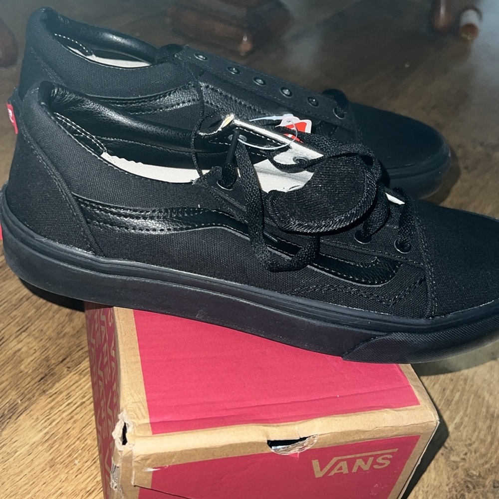 Vans old school strings aren’t even laced up tags with box.